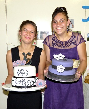 Jade and Rhyanna with their cakes