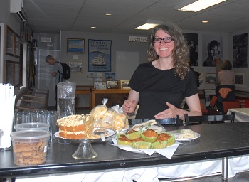 Visitor enjoying Café da Cunha's treats