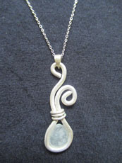 TT14 - Sterling silver necklace containing small beach stone or seaglass (7) 28cm length