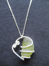 TT32 - Sterling silver necklace containing small beach stone or seaglass, 25cm length
