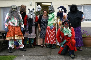 Okalolies with Felicity Glass (Chief Islander's wife) at her home