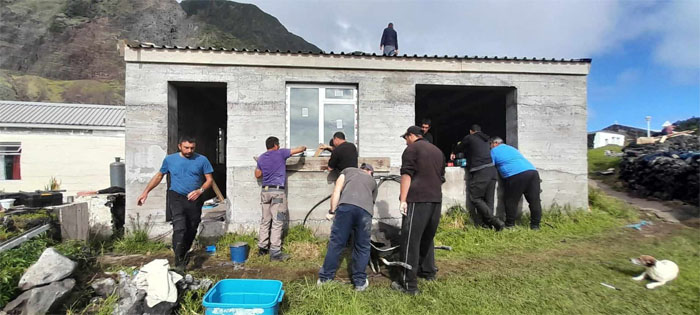 Fitting windows on a new Tristan home