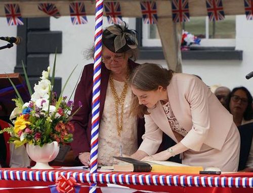 HE the Governor Belinda Lewis signing the Oaths of Office, administered by the Sheriff of St Helena, Mrs Ethel Yon OBE.