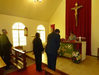 Emma Swain and Sean Burns receive the wreaths.