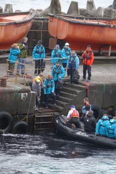 Cruise passengers reembarking a zodiac (Photo: Fran Bryson)