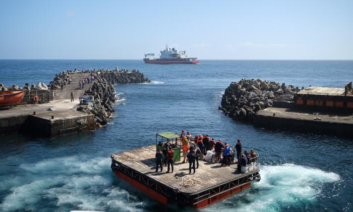 Raft leaving the harbour for the SA Agulhas II (Photo: Julia Gunther)