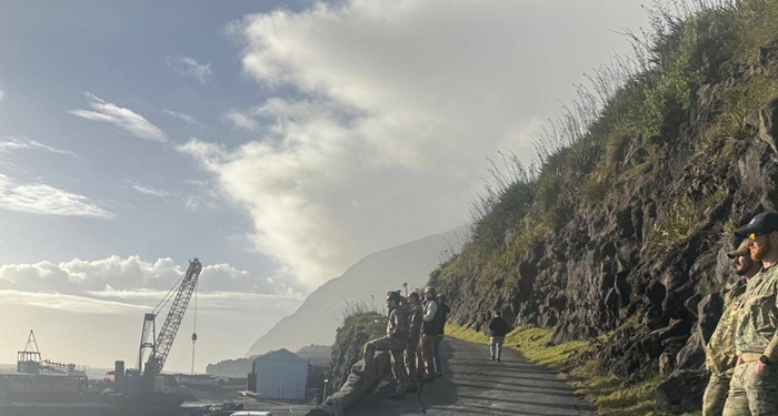 Paratroopers watching operations in the harbour.