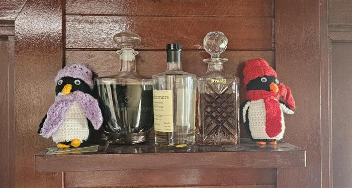 Пингвины Тристан охраняют виски в Перте, Австралия.