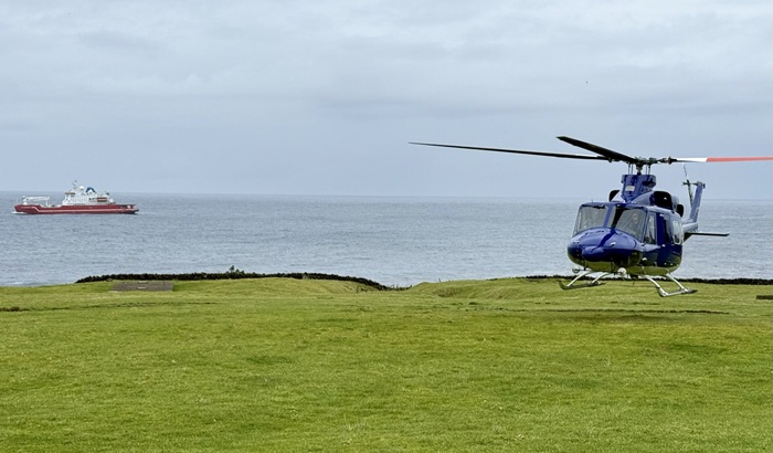 Helicopter ferrying departing passengers to the SA Agulhas II