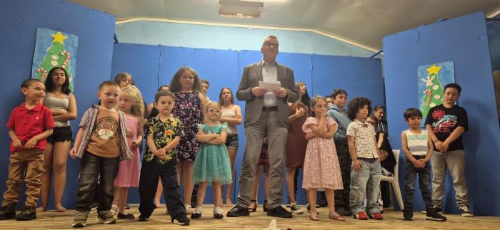 Administrator Philip Kendall thanks the school pupils for their show.