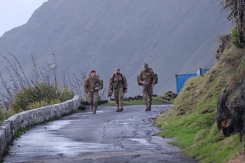 Paratroopers making their way to the harbour