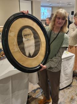 Sandra Kornet-van Duyvenboden with the chalk and charcoal drawing of Peter Green.