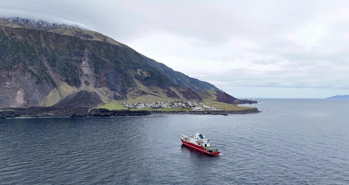 SA Agulhas II off the settlement, October 2026.