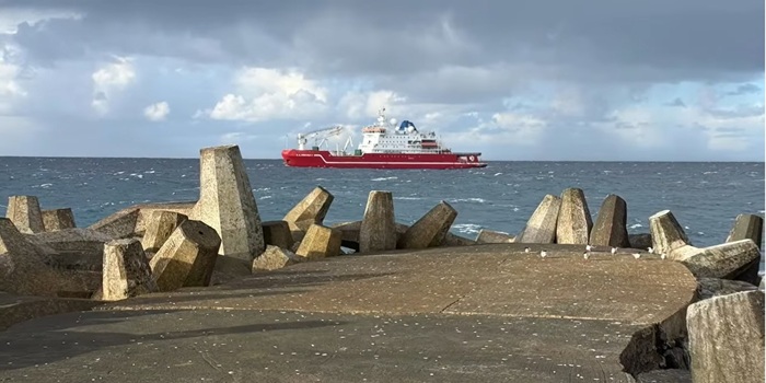 SA Agulhas II of the harbour with a welcoming flock of Kingbirds.