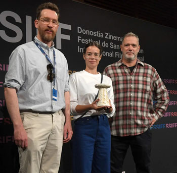 Actress Laia Costa presents the Greenpeace Lurra Award at the 2026 San Sebasti&aacute;n International Film Festival to the film &ldquo;Tristan Forever,&rdquo; co-directed by Loran Bonnardot and Tobias N&ouml;lle. Tobias N&ouml;lle and the producer of the fictional documentary, Christof Neracher, accept the award and are shown here with Laia Costa.