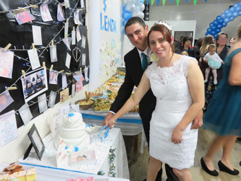 Philip & Glenda Rogers cutting their wedding cake.