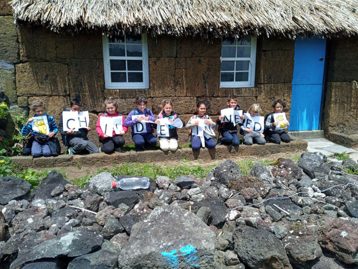 Classes 1 & 2 outside the Thatched Cottage museum on their way to Park '61