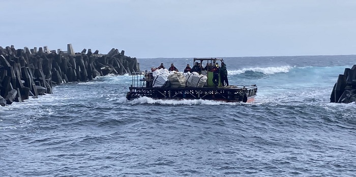 MFV Edinburgh passengers coming ashore on the 22nd November 2023