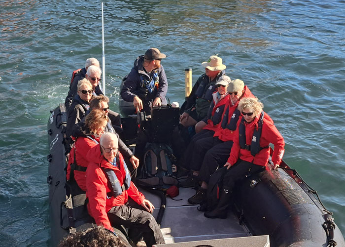 Zodiacs passengers disembarking