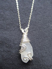 TT43 - Sterling silver necklace containing small beach stone or seaglass (5) 24cm length